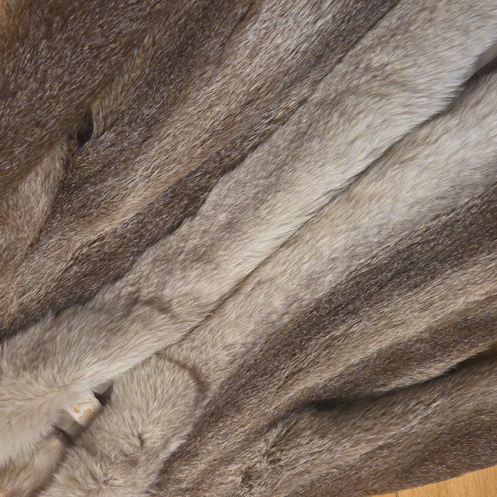 Luxurious Vintage Fur Coat in Gray/silver and Brown - Picture 6 of 8